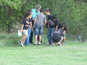 Central Texas Master Naturalist President, Mary Ann, captures the attention of Belton ISD’s Tyler Elementary fourth grade students.  Photo by Jerry Lewis